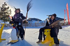 2 Hexen beim eislaufen mit Tierfiguren als Hilfsmittel im Hexenwasser in Söll