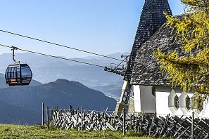 almwirtschaftskapelle-kirche-am-berg-in-itter-im-sommer-bei-kraftalm-in-skiwelt-wilder-kaiser-brixental-neben-lift-salvista