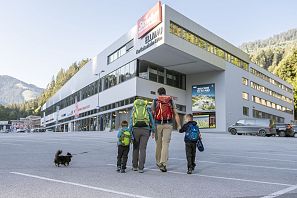 Stacja dolna Hartkaiserbahn Wędrówki z rodziną latem w Tyrolu w Ellmau w SkiWElt Wilder Kaiser Brixental