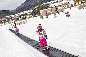 Tréninkový areál Hexenwiese v údolí SkiWelt Söll na kouzelném koberci