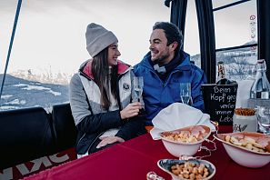 Romantisk gondoltur om aftenen med mousserende vin i SkiWelt Söll