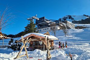 Schaukel und Lebkuchenhaus im Hexenwasser in Söll