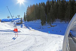 Cvičná louka SkiWelt podbarvená Ellmis Winterland s brankami u horní stanice lanovky Hartkaiserbahn