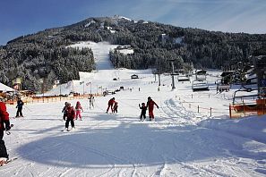 Łąka treningowa SkiWelt z dziećmi w Westendorf z widokiem na góry