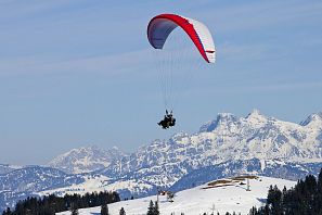 Tandem paragliding flights in winter SkiWelt with the Wilder Kaiser in the background