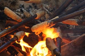 Viele Stockbrote backen gerade in den Flamen des Feuers im Hexenwasser in Söll