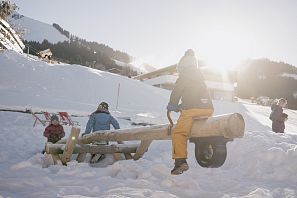 Winterspielplatz im Schnee SkiWelt Söll Wippe