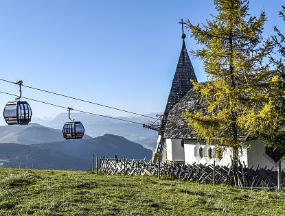 almwirtschaftskapelle-kirche-am-berg-in-itter-im-sommer-bei-kraftalm-in-skiwelt-wilder-kaiser-brixental-neben-lift-salvista-4