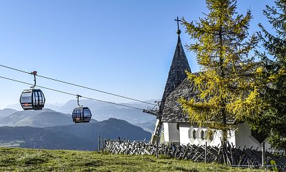 almwirtschaftskapelle-kirche-am-berg-in-itter-im-sommer-bei-kraftalm-in-skiwelt-wilder-kaiser-brixental-neben-lift-salvista-5