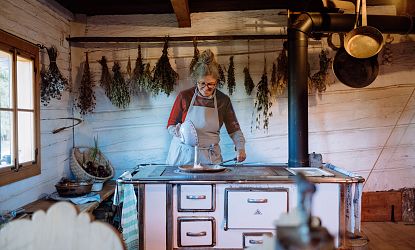 altes-bauernhaus-soell-brigitte-beim-kochen-in-hexerei-5