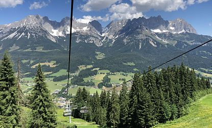 astbergbahn-sommer-blick-ins-tal-und-auf-bergmassiv-wilder-kaiser-in-going-in-skiwelt-wilder-kaiser-brixental-5