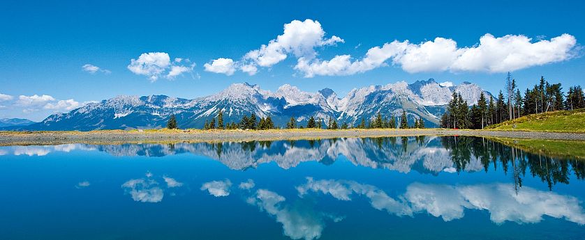 astbergsee-going-bergplateau-spiegelsee-mit-blick-zu-bergmassiv-wilder-kaiser-in-skiwelt-wilder-kaiser-brixental-2