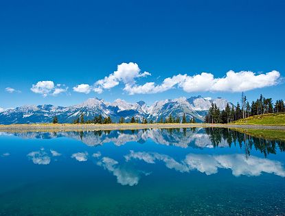 astbergsee-going-bergplateau-spiegelsee-mit-blick-zu-bergmassiv-wilder-kaiser-in-skiwelt-wilder-kaiser-brixental-4