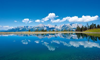 astbergsee-going-bergplateau-spiegelsee-mit-blick-zu-bergmassiv-wilder-kaiser-in-skiwelt-wilder-kaiser-brixental-5