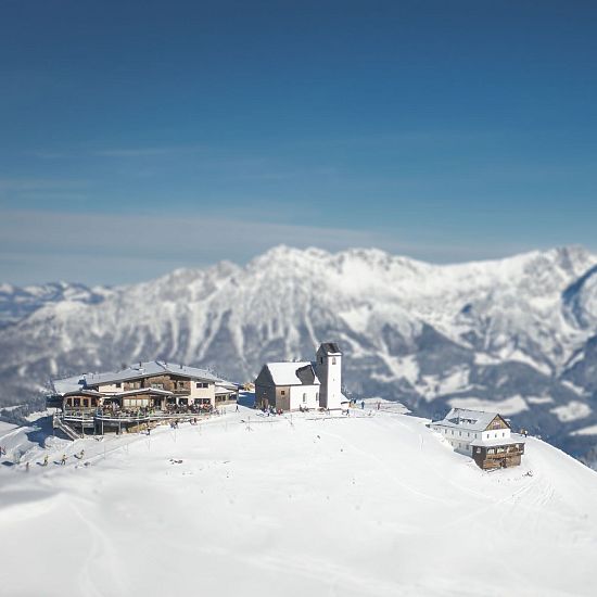 ausblick-im-winter-von-der-hohe-salve-mit-salvenkirchlein-auf-das-skigebiete-skiwelt-wilder-kaiser-brixental-und-auf-den-wilden-kaiser-47