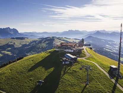 aussichtsberg-panorama-sommer-hohe-salve-in-soell-hopfgarten-in-skiwelt-wilder-kaiser-brixental-mit-kirche-am-berg-gipfel-4