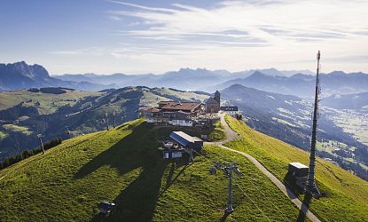 aussichtsberg-panorama-sommer-hohe-salve-in-soell-hopfgarten-in-skiwelt-wilder-kaiser-brixental-mit-kirche-am-berg-gipfel-5