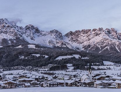 ellmau-am-wilden-kaiser-in-daemmerung-bei-nacht-ortszentrum-im-winter-15