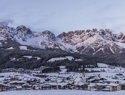 ellmau-am-wilden-kaiser-in-daemmerung-bei-nacht-ortszentrum-im-winter-4