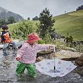 hexenwasser-hochsoell-bei-schlechtwetter-im-regen-mit-regenschirm-kinderprogramm-am-berg-in-skiwelt-wilder-kaiser-brixental-18