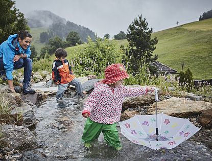 hexenwasser-hochsoell-bei-schlechtwetter-im-regen-mit-regenschirm-kinderprogramm-am-berg-in-skiwelt-wilder-kaiser-brixental-19