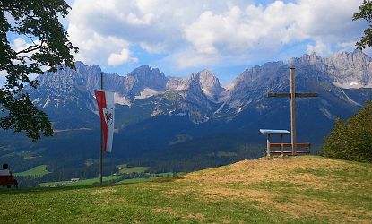 hollenauer-kreuz-ausblick-bergpanorama-wilder-kaiser-im-sommer-in-skiwelt-wilder-kaiser-brixental-5