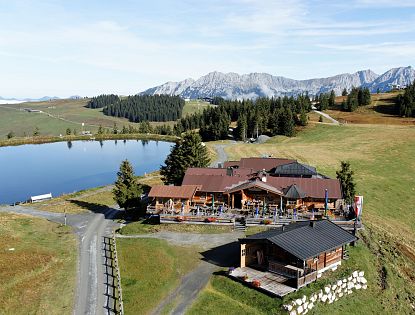 jochstube-am-jochstubnsee-segeln-am-berg-in-scheffau-im-sommer-in-skiwelt-wilder-kaiser-4