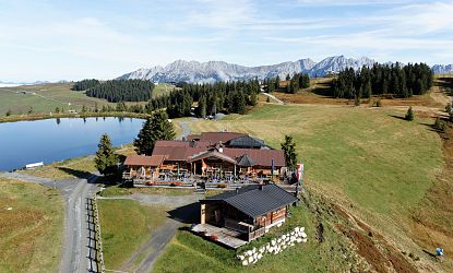 jochstube-am-jochstubnsee-segeln-am-berg-in-scheffau-im-sommer-in-skiwelt-wilder-kaiser-5