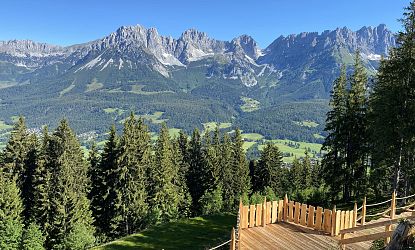 kaiserkino-astbergsee-going-berg-ausblick-bergpanorama-aussichtsplattform-in-skiwelt-wilder-kaiser-brixental-sommer-5