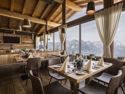 kaiserlounge-am-hartkaiser-bergstation-in-ellmau-in-skiwelt-wilder-kaiser-im-sommer-in-tirol-1-4