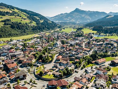 kirchberg-ortszentrum-in-kitzbueheler-alpen-im-sommer-4