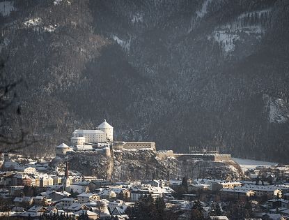 kufstein-im-inntal-in-tirol-festung-ortszentrum-im-winter-4