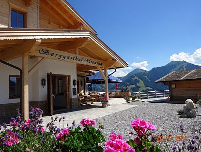 nieding-bergrestaurant-gasthof-in-hochbrixen-auf-sun-trail-in-skiwelt-wilder-kaiser-brixental-2-4