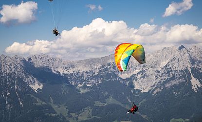 paragleiten-in-skiwelt-wilder-kaiser-brixental-bergerlebniswelt-von-gipfel-hohe-salve-mit-blick-zum-wilden-kaiser-5