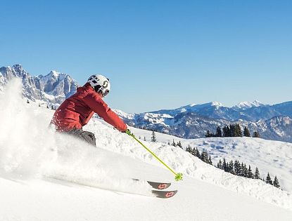 piste-kaiserwetter-skiwelt-wilder-kaiser-brixental-roter-skianzug-gelbe-stoecke-103