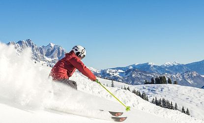 piste-kaiserwetter-skiwelt-wilder-kaiser-brixental-roter-skianzug-gelbe-stoecke-104