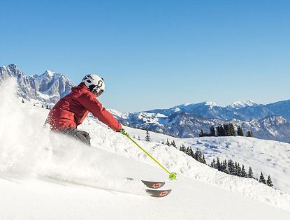 piste-kaiserwetter-skiwelt-wilder-kaiser-brixental-roter-skianzug-gelbe-stoecke-114