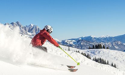 piste-kaiserwetter-skiwelt-wilder-kaiser-brixental-roter-skianzug-gelbe-stoecke-115