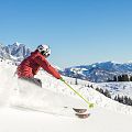 piste-kaiserwetter-skiwelt-wilder-kaiser-brixental-roter-skianzug-gelbe-stoecke-14