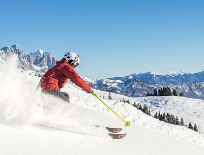 piste-kaiserwetter-skiwelt-wilder-kaiser-brixental-roter-skianzug-gelbe-stoecke-15