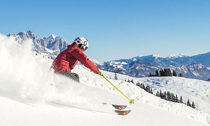 piste-kaiserwetter-skiwelt-wilder-kaiser-brixental-roter-skianzug-gelbe-stoecke-16