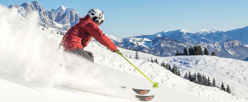 piste-kaiserwetter-skiwelt-wilder-kaiser-brixental-roter-skianzug-gelbe-stoecke-178