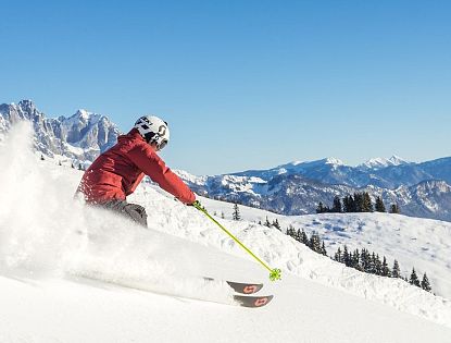 piste-kaiserwetter-skiwelt-wilder-kaiser-brixental-roter-skianzug-gelbe-stoecke-180