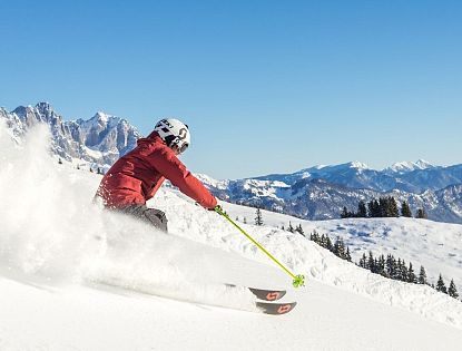 piste-kaiserwetter-skiwelt-wilder-kaiser-brixental-roter-skianzug-gelbe-stoecke-26