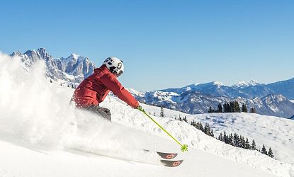 piste-kaiserwetter-skiwelt-wilder-kaiser-brixental-roter-skianzug-gelbe-stoecke-27