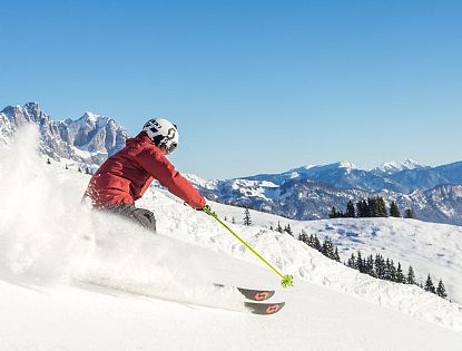 piste-kaiserwetter-skiwelt-wilder-kaiser-brixental-roter-skianzug-gelbe-stoecke-37