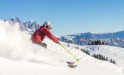 piste-kaiserwetter-skiwelt-wilder-kaiser-brixental-roter-skianzug-gelbe-stoecke-38