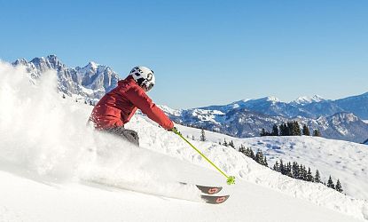 piste-kaiserwetter-skiwelt-wilder-kaiser-brixental-roter-skianzug-gelbe-stoecke-5