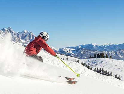 piste-kaiserwetter-skiwelt-wilder-kaiser-brixental-roter-skianzug-gelbe-stoecke-59