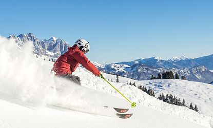 piste-kaiserwetter-skiwelt-wilder-kaiser-brixental-roter-skianzug-gelbe-stoecke-60